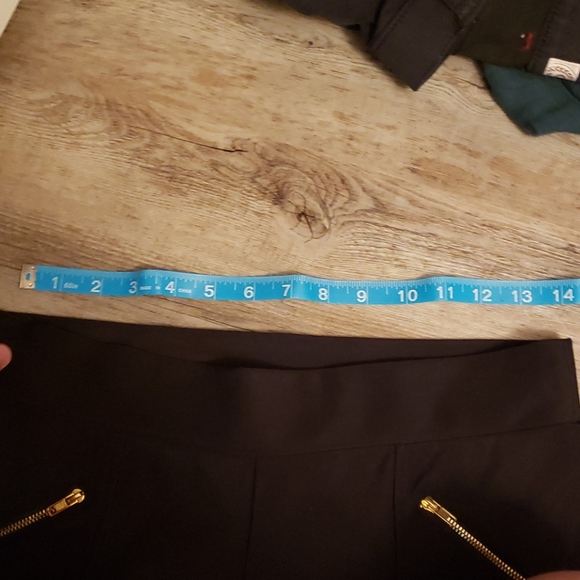 🦄Black leggings with golden zipper accent - Picture 2 of 3